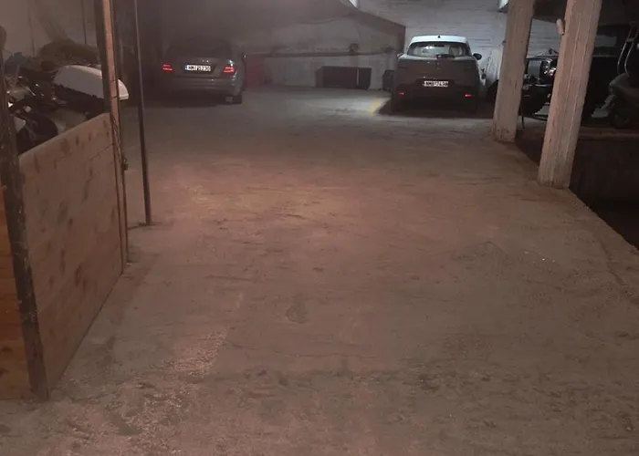 Metro 1 -private Parking 500m- Salonic